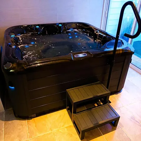 Walk To & Town I Spa, Garage & Breakfast Optional 公寓 加来