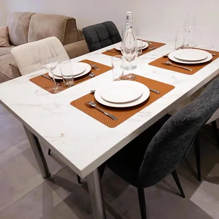 Walk To & Town I Spa, Garage & Breakfast Optional *