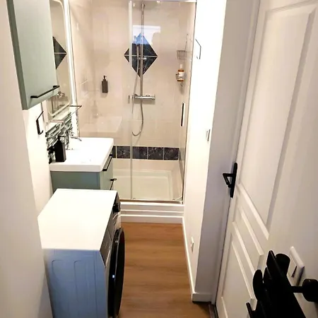 Walk To & Town I Spa, Garage & Breakfast Optional 公寓 加来